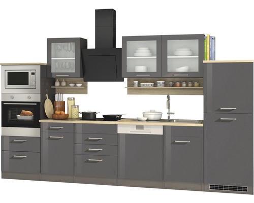 Cuisine complète avec armoires, évier, plaque de cuisson, four, micro-ondes et hotte aspirante.