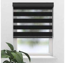 Fenster mit schwarzem Doppelrollo zur Lichtregulierung