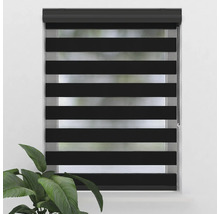 Fenster mit schwarzem Doppelrollo zur Lichtregulierung.