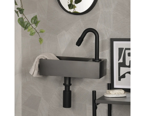 Modernes Badezimmer mit Waschbecken, Armatur und Handtuch