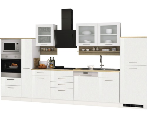Cuisine complète avec armoires blanches, hotte noire et appareils intégrés