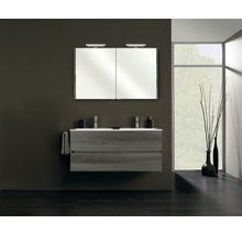 Salle de bains avec meuble sous-lavabo, miroir et fenêtre pour une ambiance lumineuse