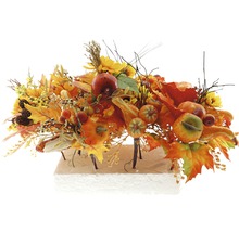 Composition d''automne décorative avec feuilles, courges et pommes
