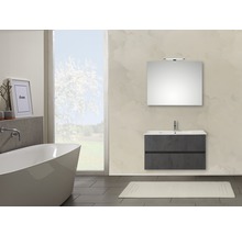 Modernes Badezimmer mit Badewanne, Waschtisch, Spiegel und Badteppich für ein stilvolles Ambiente