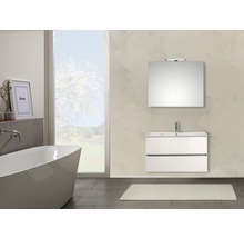Badezimmer mit Badewanne, Waschtisch und Spiegel für Hornbach
