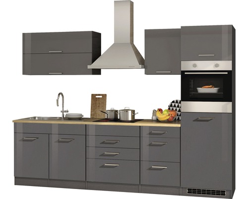 Cuisine intégrée grise avec évier, cuisinière, hotte aspirante et armoires
