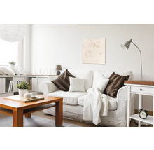 Wohnzimmer mit weißem Sofa, Holztisch und Dekoration