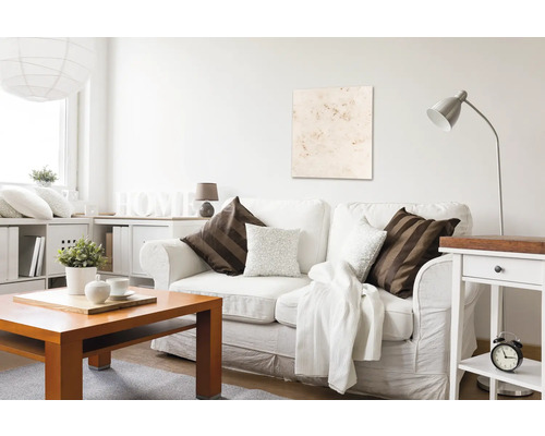 Salon avec canapé blanc, table en bois et décoration