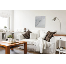 Wohnzimmer mit Sofa, Couchtisch und Wandbild