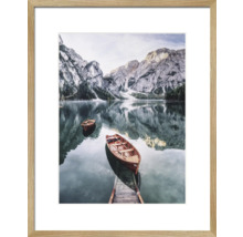 Gerahmtes Bild mit See, Bergen und Booten