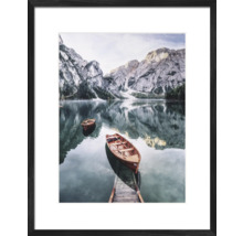 Gerahmtes Bild mit See, Bergen und Booten