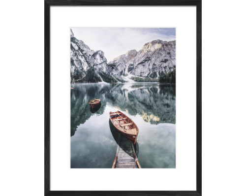 Gerahmtes Bild mit See, Bergen und Booten