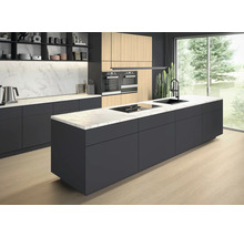 Moderne Küche mit Kochinsel, Spüle und Einbaugeräten.