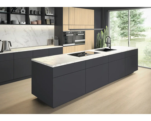 Moderne Küche mit Kochinsel, Spüle und Einbaugeräten.