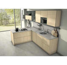 Helle Küche mit Spüle, Kochfeld und Hängeschränken für die Kücheneinrichtung