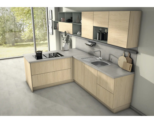 Helle Küche mit Spüle, Kochfeld und Hängeschränken für die Kücheneinrichtung