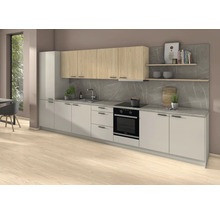 Helle Küche mit Küchenschränken und Elektrogeräten