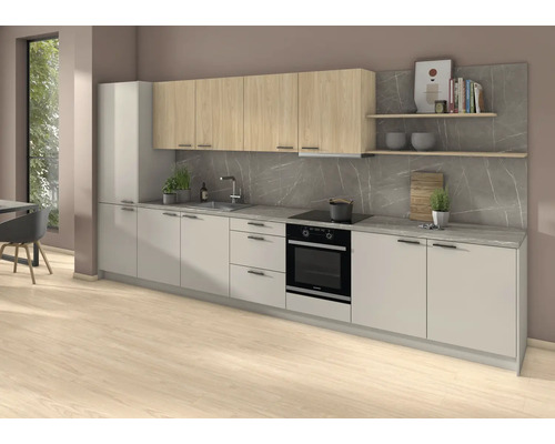 Helle Küche mit Küchenschränken und Elektrogeräten