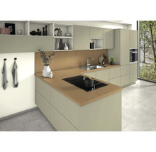 Helle Küche mit Kochinsel, Spüle und Hängeschränken