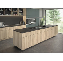 Moderne Küche mit Kücheninsel, Spüle und Kochfeld