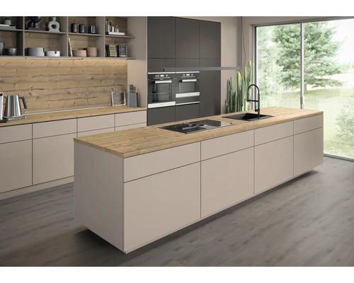 Moderne Küche mit Kochinsel, Spüle und Holzarbeitsplatte