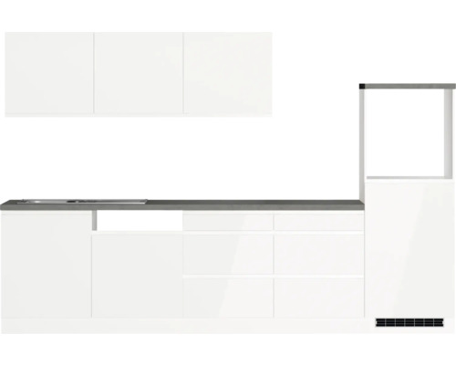 Cuisine équipée avec armoires murales, plan de travail et réfrigérateur