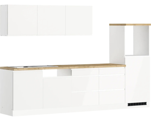 Cuisine équipée avec armoires blanches et plan de travail imitation bois