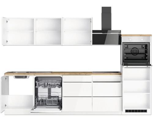 Cuisine moderne avec armoires encastrées, lave-vaisselle, hotte aspirante et four