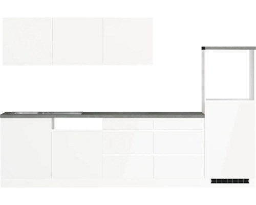 Cuisine claire avec des armoires blanches et un plan de travail gris.