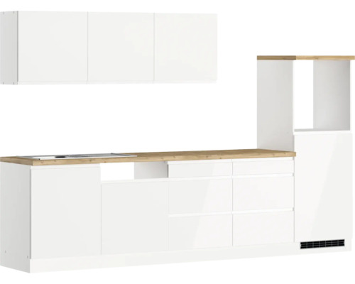 Cuisine linéaire avec éléments hauts, plan de travail et plaque de cuisson intégrée.