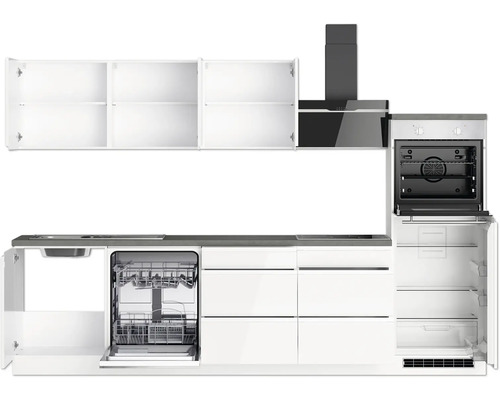 Cuisine moderne avec lave-vaisselle, four, hotte aspirante, réfrigérateur et placards hauts