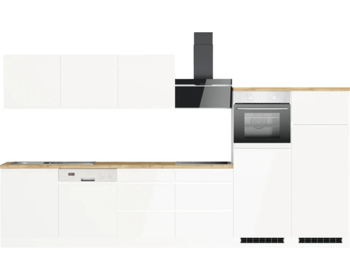 Cuisine moderne avec armoires blanches, hotte aspirante et appareils intégrés