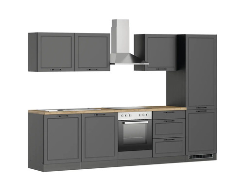 Cuisine linéaire avec armoires murales, hotte aspirante, cuisinière et évier