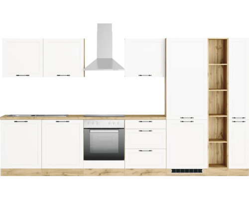 Cuisine complète avec façades blanches, plan de travail aspect bois et hotte aspirante