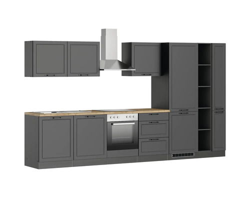 Cuisine grise avec hotte aspirante, plan de travail et armoires.