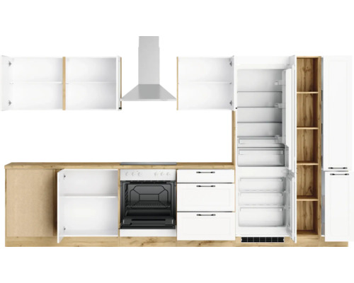 Cuisine équipée avec armoires, cuisinière, hotte et réfrigérateur