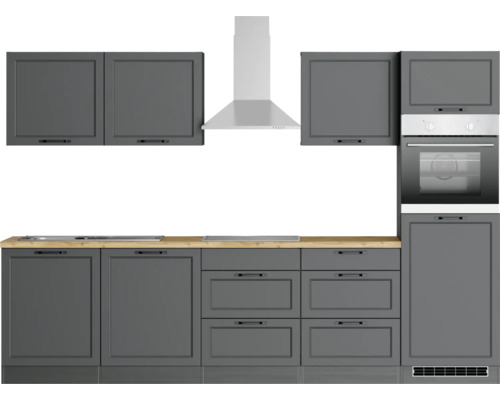 Cuisine équipée avec éléments hauts, hotte aspirante, plan de travail, évier, plaque de cuisson et four