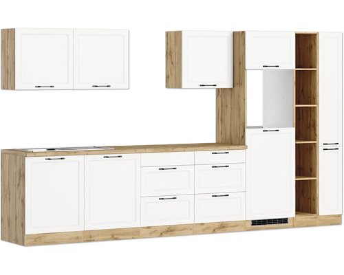 Cuisine équipée avec des armoires blanches et des plans de travail en bois