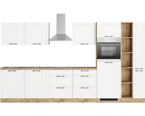 Cuisine linéaire avec armoires blanches, hotte aspirante et four