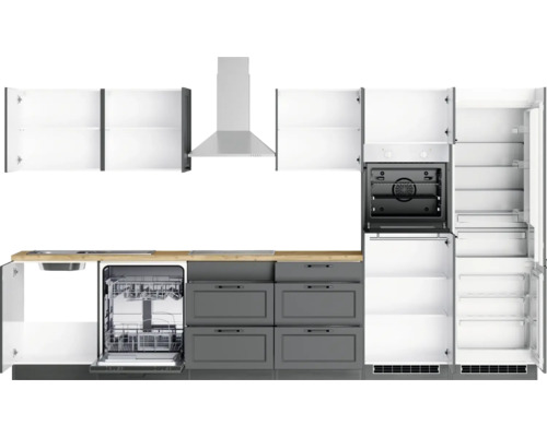 Cuisine complète avec éléments hauts, évier, lave-vaisselle, plaque de cuisson, hotte aspirante, four et réfrigérateur