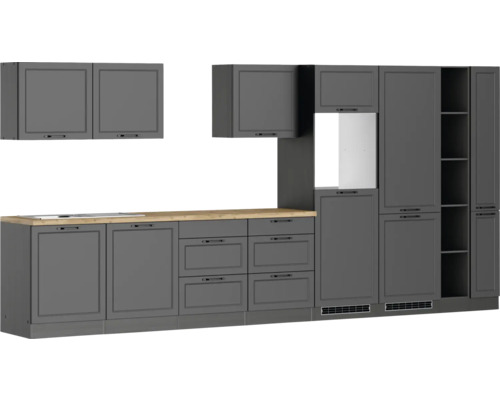 Cuisine équipée avec plan de travail et plusieurs armoires de rangement