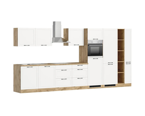 Cuisine complète avec façades blanches, plan de travail imitation bois, hotte aspirante et four intégré