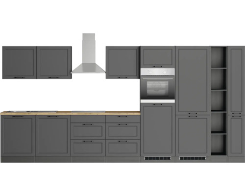 Komplette graue Küche mit Dunstabzugshaube, Einbaubackofen und Regalen