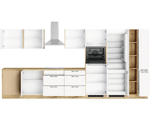 Cuisine avec éléments hauts, hotte aspirante, four, réfrigérateur et éléments bas