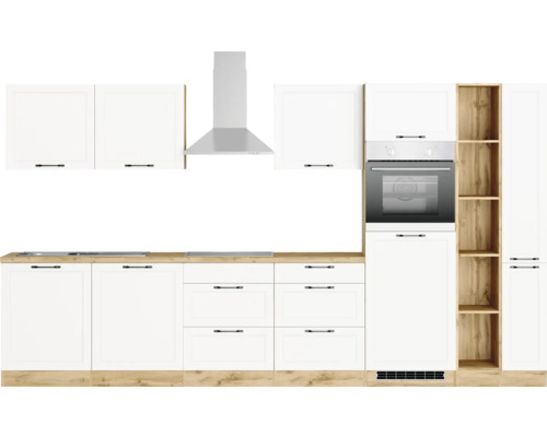 Cuisine avec façades blanches, hotte aspirante et éléments en bois