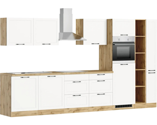 Cuisine complète avec éléments hauts, hotte aspirante, four intégré et étagères.