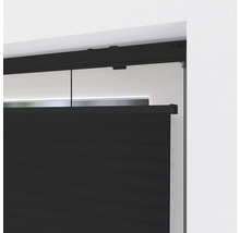 Detailansicht eines schwarzen Plissees am Fenster
