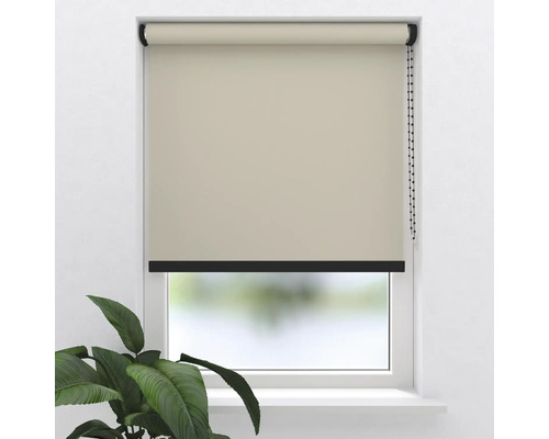 Store enrouleur beige sur fenêtre avec chaînette