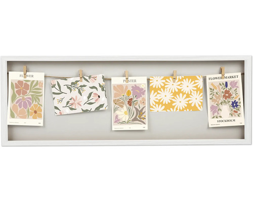 Dekorativer Bilderrahmen mit floralen Motiven an einer Schnur befestigt