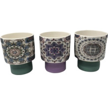Drei Übertöpfe aus Keramik mit unterschiedlichen floralen Mustern